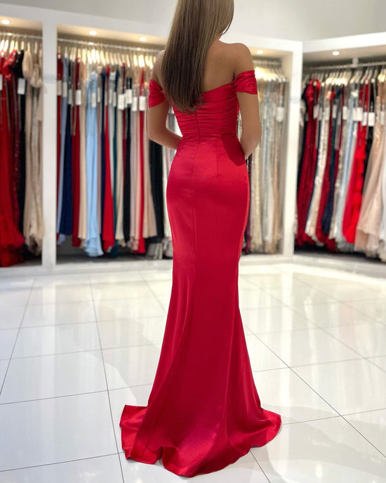 Hier können Sie Schlichte Abendkleider Günstig online bei Thekleid.de kaufen. Rote Abiballkleider lang nach maß zum abiball gehen.