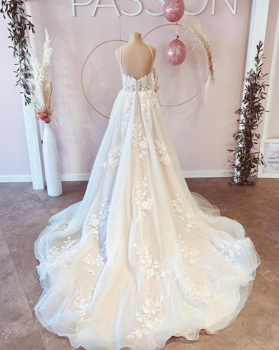 Suchen Sie bei babyonlinedress.de Designer Hochzeitskleider mit Spitze. Brautkleider A Linie nach maß und mit hocher Qualität Kaufen
