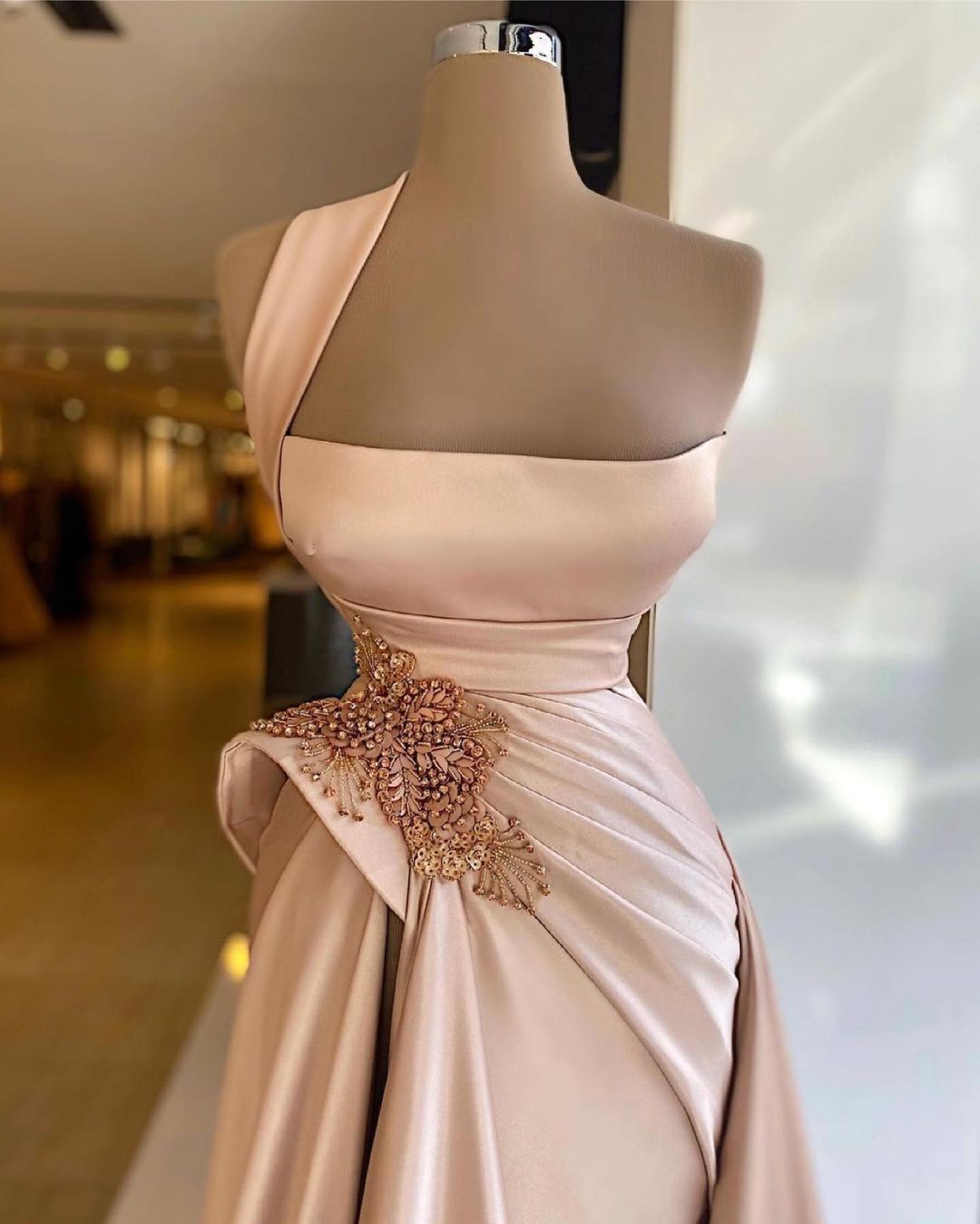 Bestellen Sie Champagne Abendkleider Lang online bei Thekleid.de. Elegante Abiballkleider Günstig für Sie zum abiball gehen.