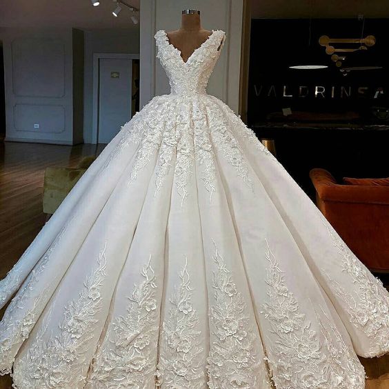 Laden Sie das Bild in den Galerie-Viewer, Hier können Sie Elegante Weiße Brautkleider Mit Spitze A Linie online bei babyonlinedress.de.Hochzeitskleider Bodenlang Online für sie zur Hochzeit.
