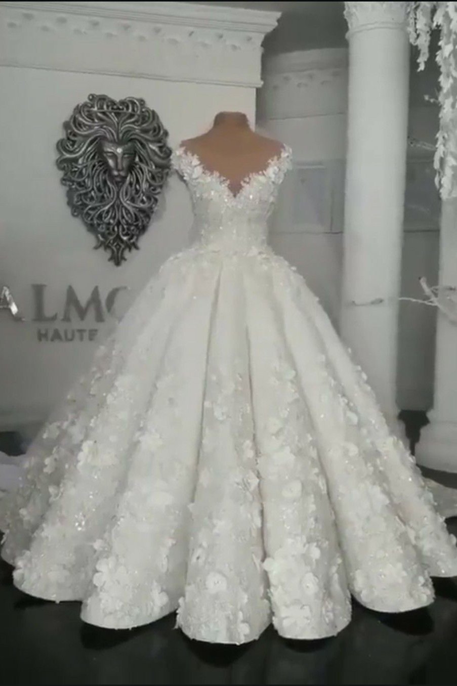 Bestellen Sie Designer Brautkleider Mit Spitze online bei babyonlinedress.de. Blumen Weiße Hochzeitskleider online für Sie zur Hochzeit.