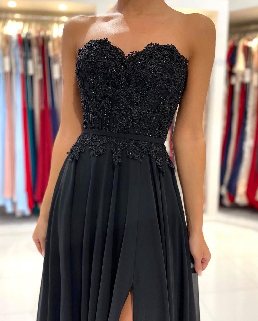 Hier können Sie Schlichte Abendkleider Lang Schwarz online bei Thekleid.de suchen. Abiballkleider mit Spitze nach maß aus chiffon zum abiball gehen.