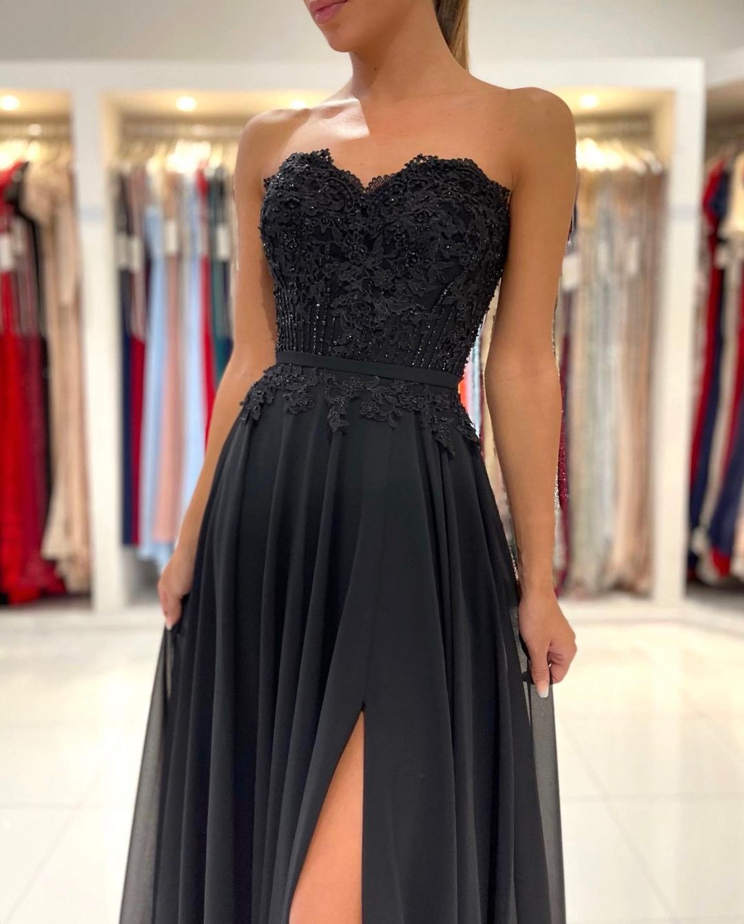 Hier können Sie Schlichte Abendkleider Lang Schwarz online bei Thekleid.de suchen. Abiballkleider mit Spitze nach maß aus chiffon zum abiball gehen.