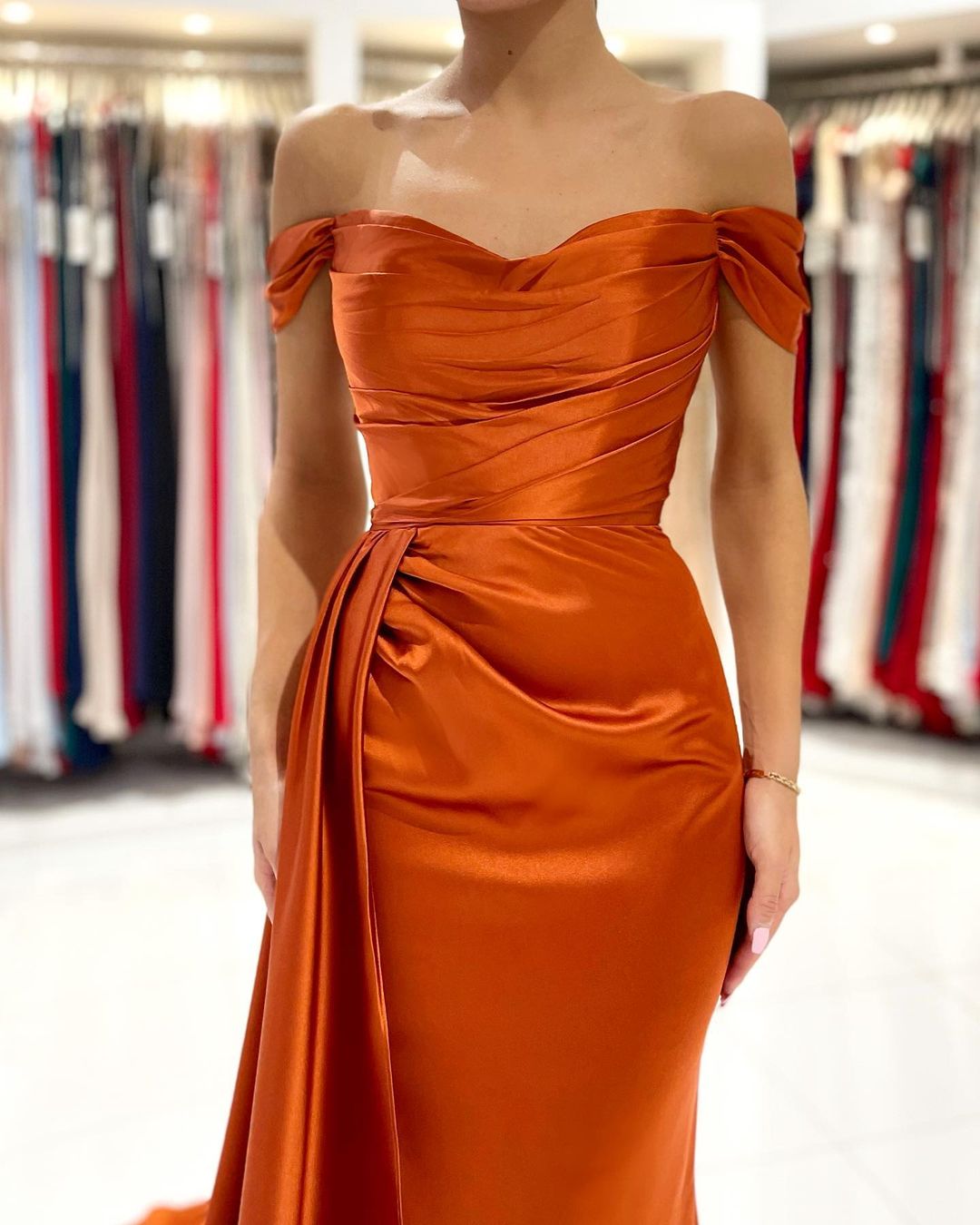 Laden Sie das Bild in den Galerie-Viewer, Suchen Sie Schlichtes Abendkleid Lang Günstig online bei Thekleid.de. Orange Abiballkleider maß geschneidert kaufen.
