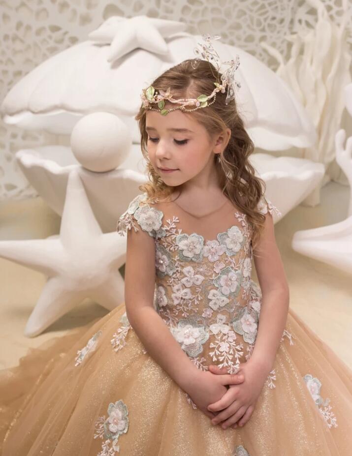 Bestellen Sie Blumenmädchen Kleid Spitze online bei babyonlinedress.de. Blumenmädchenkleider für Kinder zur Hochzeit gehen.