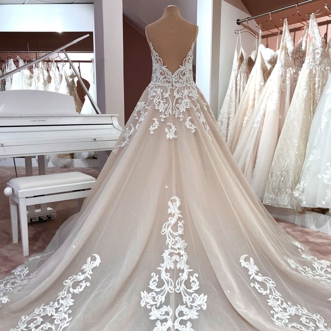 Suchen Sie Designer Hochzeitskleider A Linie online bei babyonlinedress.de.  Brautkleid V Ausschnitt Spitze für Sie zur Hochzeit gehen.