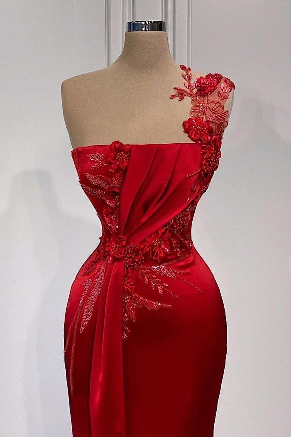 Suchen Sie Wunderschöne Abendkleider Lang Rot online bei Thekleid.de. Abiballkleider mit Glitzer maß geschneidert zum abiball gehen.