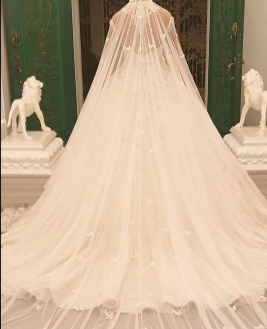 Laden Sie das Bild in den Galerie-Viewer, Finden Sie Wunderschöne Hochzeitskleider mit Ärmel  online bei babyonlinedress.de. Spitze Brautkleid Prinzessin online zur Hochzeit gehen.
