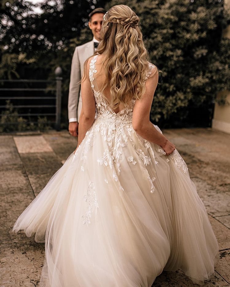 Babyonlinedress.de bietet Große Auswahl von Elegante Bruatkleid V Ausschnitt online. Hochzeitskleider  A Linie Spitze aus Tüll zur Hochzeit gehen.