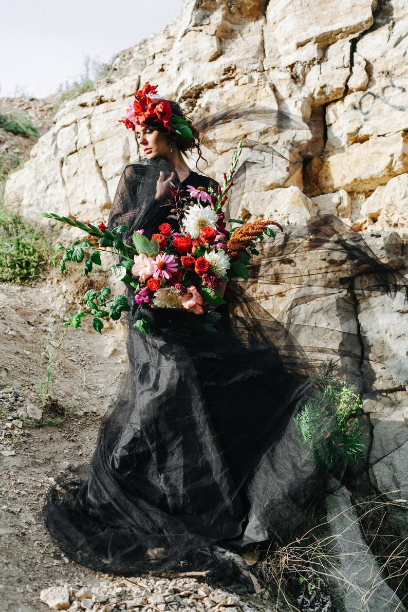 babyonlinedress.de bietet Große Auswahl von Schlichte Brautkleid Schwarz mit Ärmel an. Hochzeitskleider mit Spitze für Sie zur Hochzeit gehen.