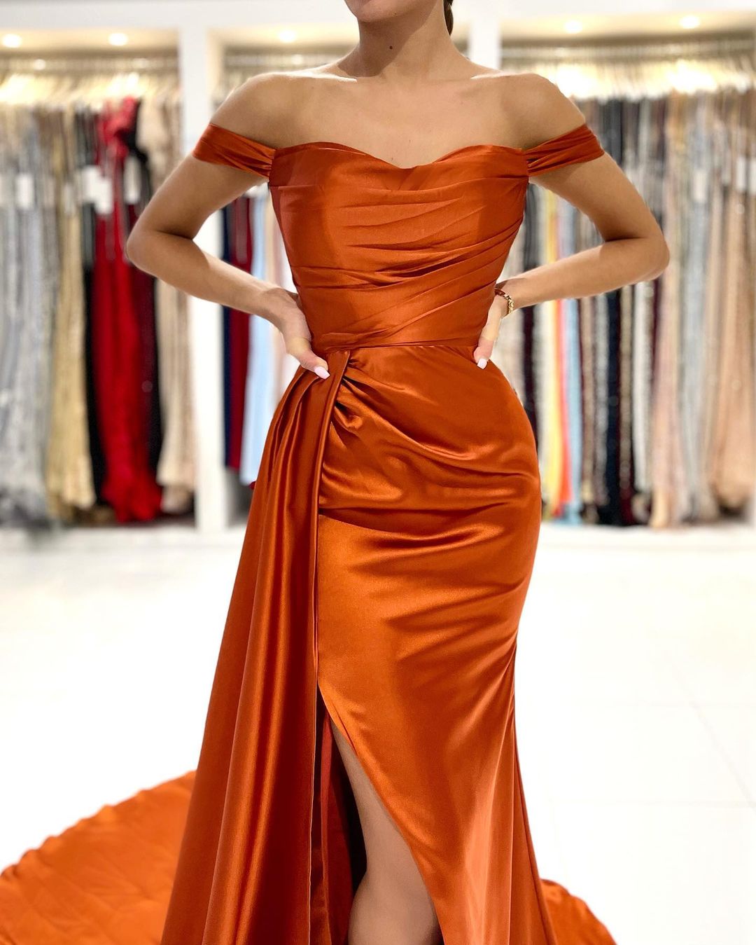 Suchen Sie Schlichtes Abendkleid Lang Günstig online bei Thekleid.de. Orange Abiballkleider maß geschneidert kaufen.