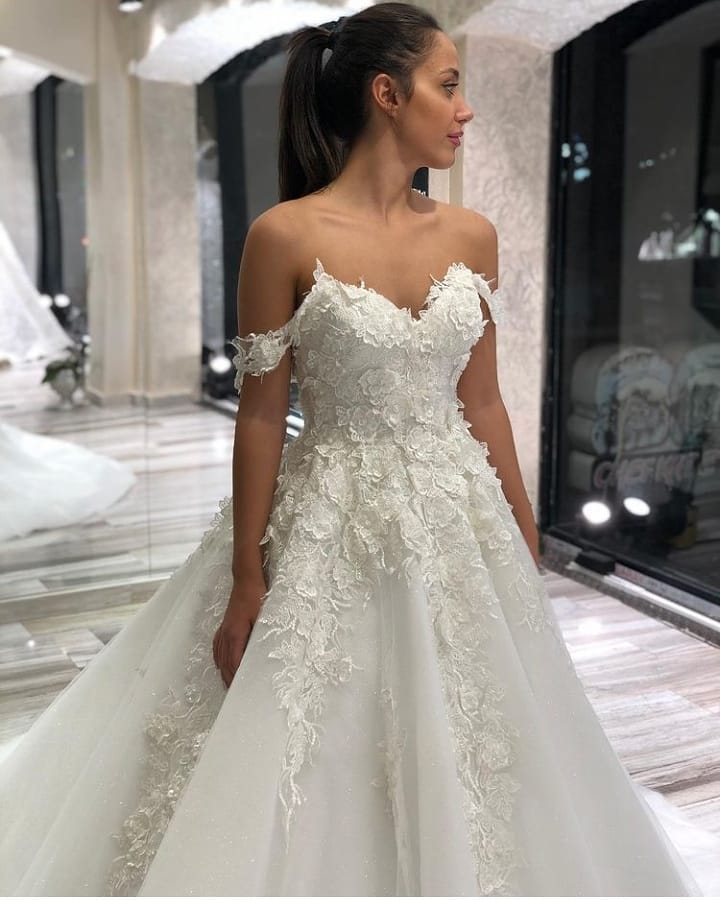 Hier können Sie Schöne Brautkleid A Linie online bei babyonlinedress.de kaufen. Tülle Hochzeitskleider mit Spitze nach maß bekommen.